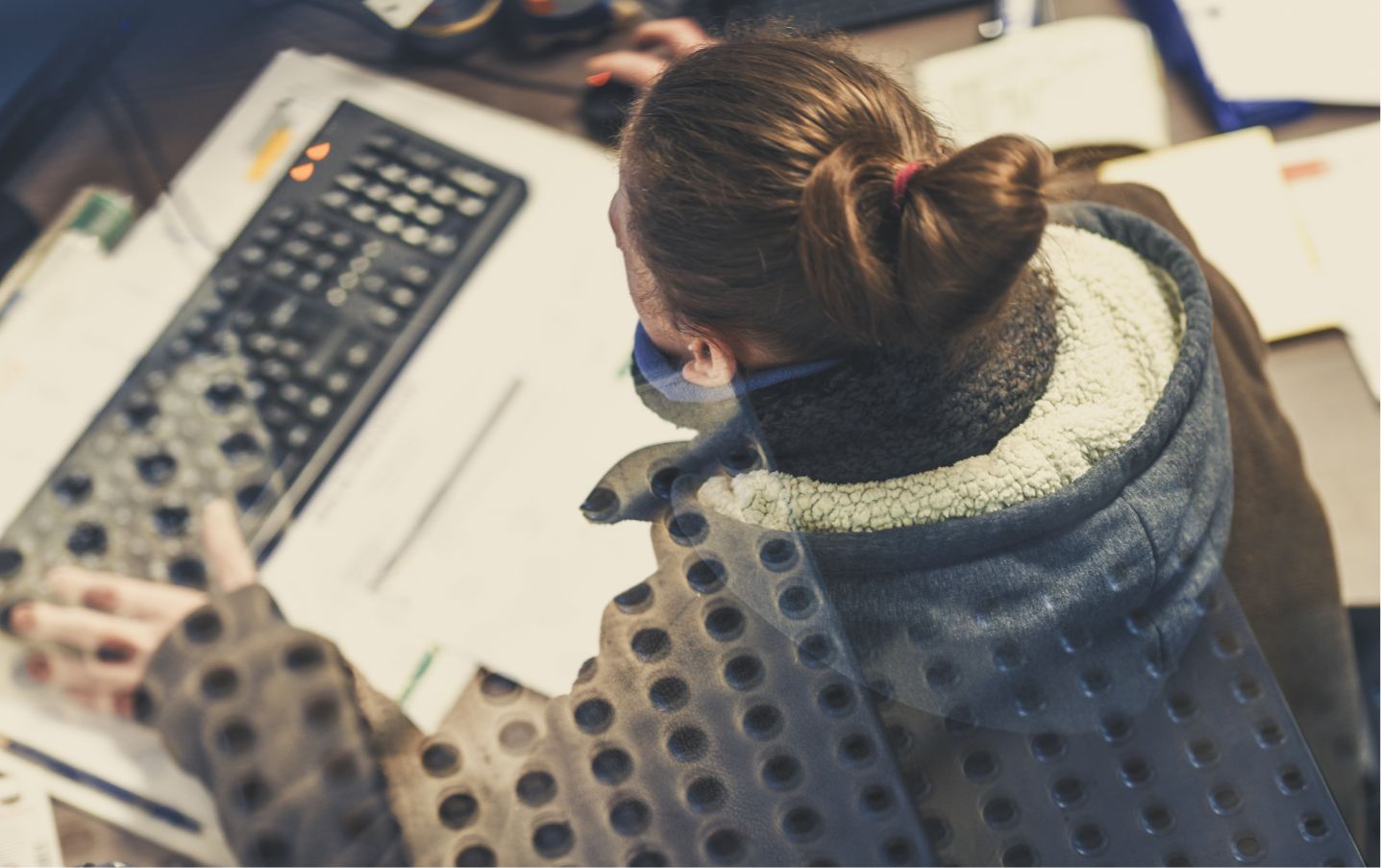 employé travaillant sur ordinateur en entrepôt